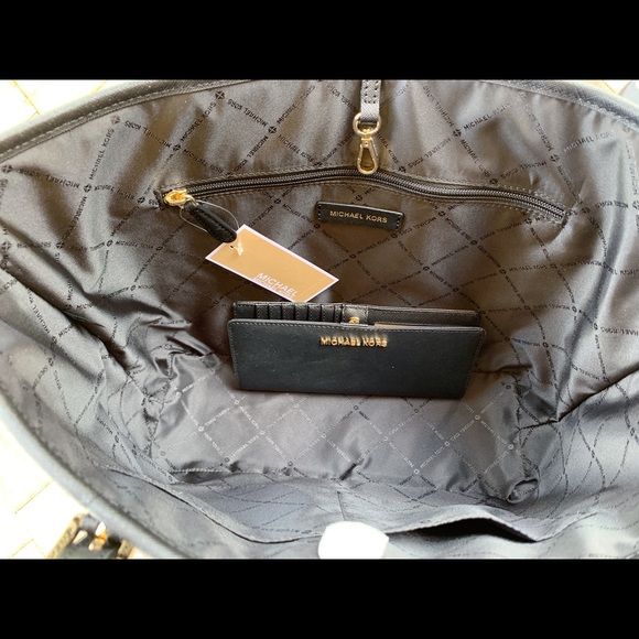 ‼️SALE‼️🥰🥰-NWT Michael Kors Tote - Picture 6 of 6